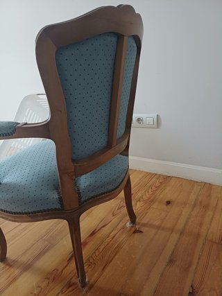 Silla de madera tapizada azul