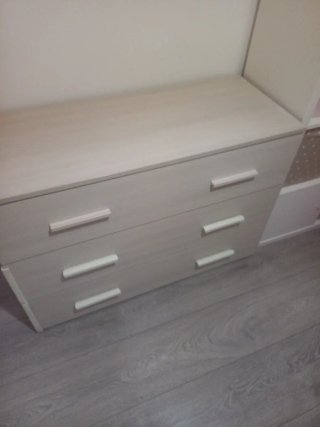 Cómoda de madera beige y blanca