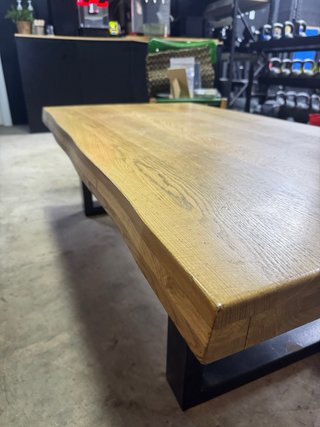 Mesa de centro de roble y metal