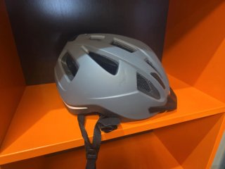 Casco de bicicleta gris