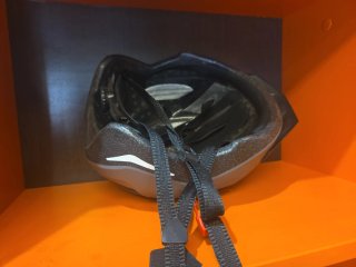 Casco de bicicleta gris