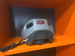 Casco de bicicleta gris