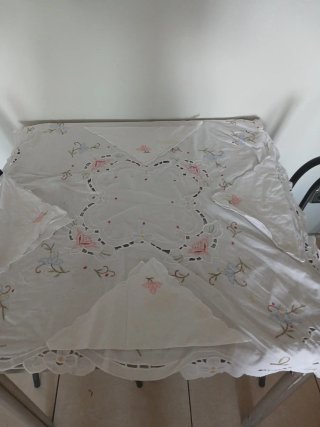 Mantel bordado flores con 4 servilletas