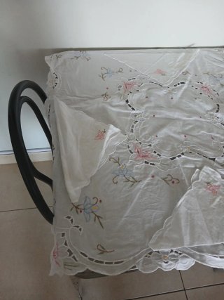Mantel bordado flores con 4 servilletas
