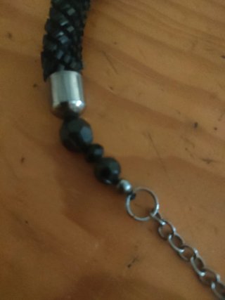 Collar y pulsera negros