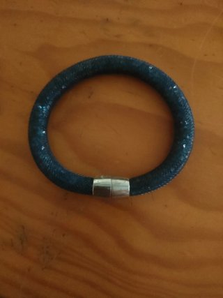 Collar y pulsera negros