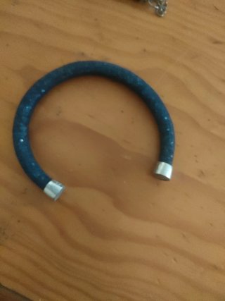Collar y pulsera negros