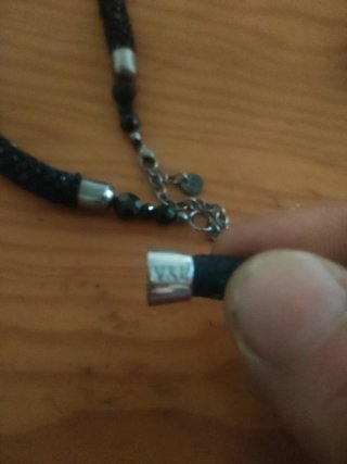 Collar y pulsera negros
