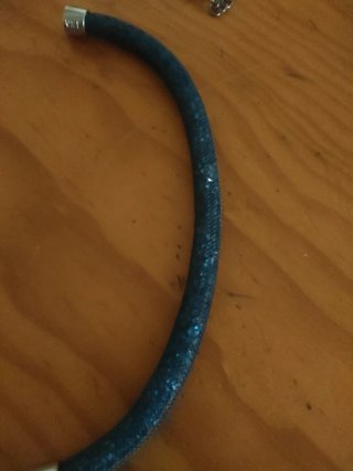 Collar y pulsera negros