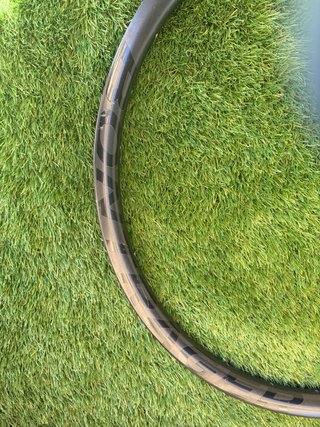 Aro Carbono Bontrager Kovee Pro 30 fisurado