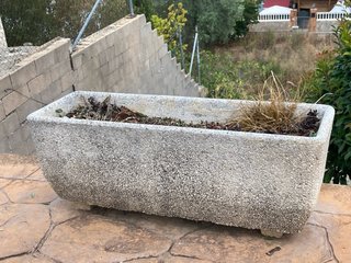 Jardinera de piedra exterior