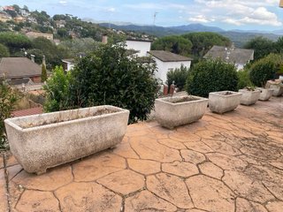 Jardinera de piedra exterior