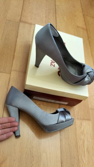 Zapatos de fiesta plateados con nudo