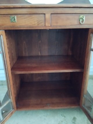Cómoda de madera con espejo y almacenaje