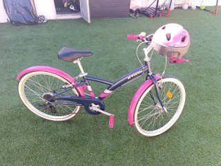 Bicicleta BTWIN 25 con casco rosa