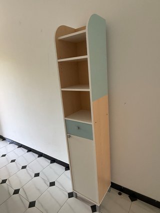 Armario estrecho blanco y verde