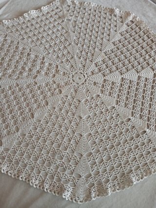 Mantel redondo crochet beige