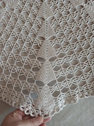 Mantel redondo crochet beige