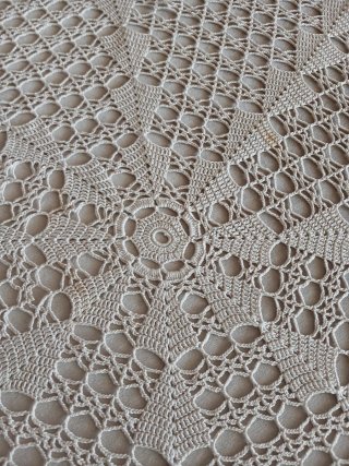 Mantel redondo crochet beige