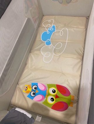 Cuna de viaje Babies R Us con diseño de búhos