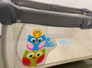 Cuna de viaje Babies R Us con diseño de búhos