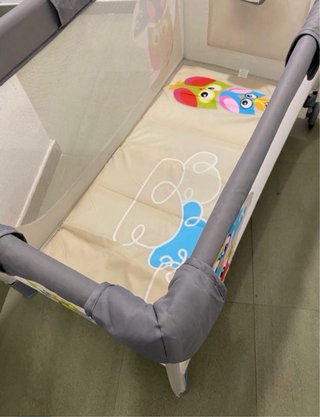 Cuna de viaje Babies R Us con diseño de búhos