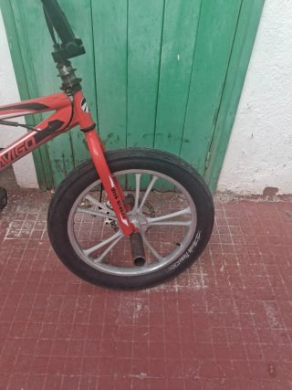 Bicicleta BMX roja