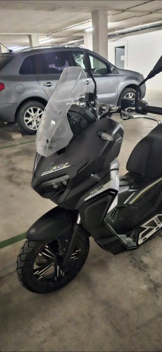Keeway ADV Scooter Negra y Plateada
