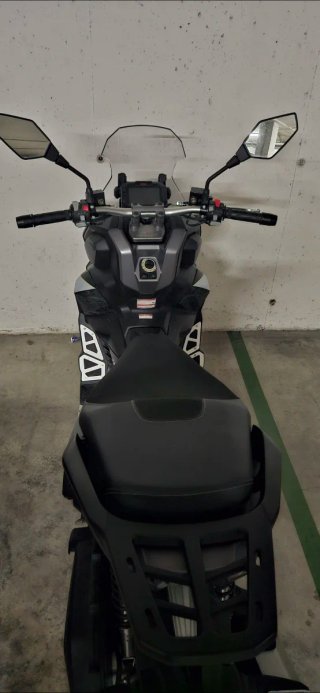 Keeway ADV Scooter Negra y Plateada