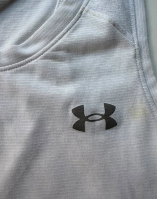 Camiseta tirantes Under Armour blanca