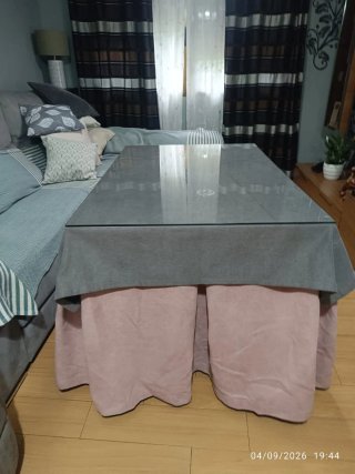 Mesa de centro con cristal y ropa de camilla