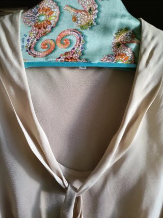 Abito lungo beige con scollo a V e fiocco