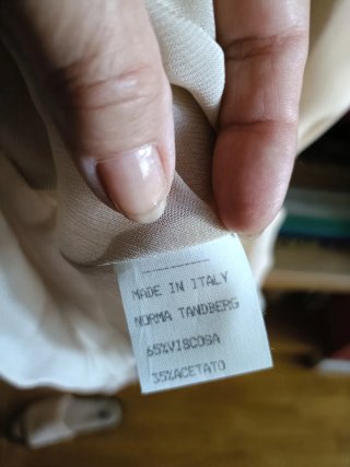 Abito lungo beige con scollo a V e fiocco