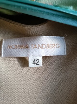 Abito lungo beige con scollo a V e fiocco