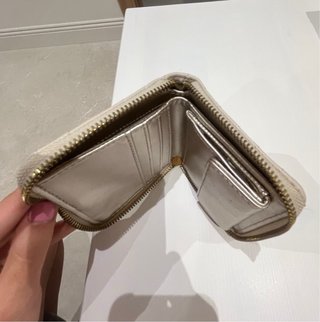 Monedero Guess Beige y Dorado