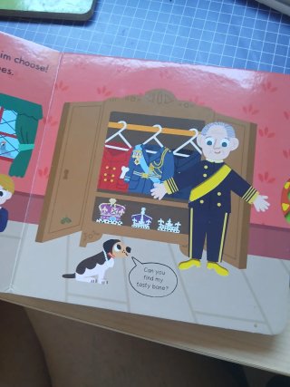 Libro infantil Busy Royal Family Campbell