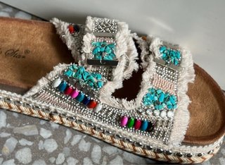 Sandalias pedrería y flecos