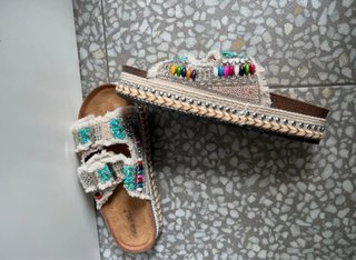 Sandalias pedrería y flecos