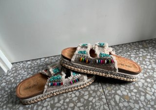 Sandalias pedrería y flecos
