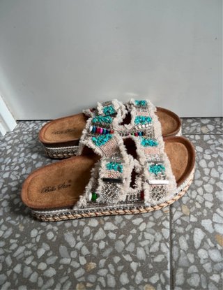 Sandalias pedrería y flecos