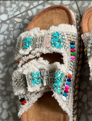 Sandalias pedrería y flecos