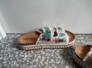 Sandalias pedrería y flecos