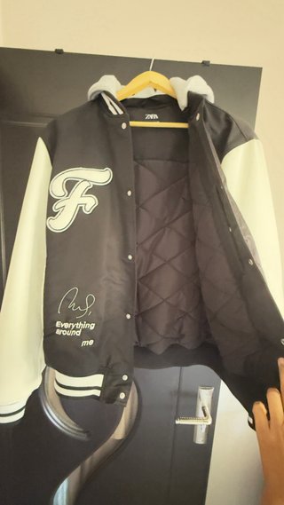 Cazadora estilo universitario hombre