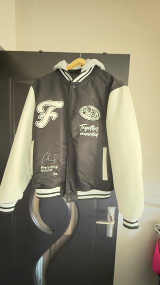 Cazadora estilo universitario hombre