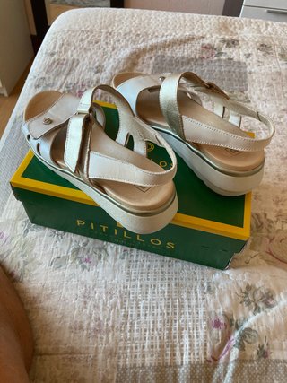 Sandalias Pitillos Blancas y Doradas