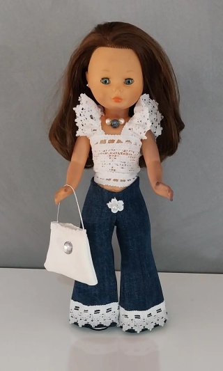 Ropa Nancy: Top blanco y pantalón vaquero