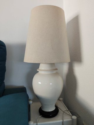 Lámpara de cerámica beige y blanca