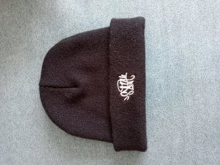 Gorro negro streetwear con letras blancas bordadas