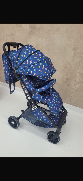 Silla de paseo infantil con estampado espacial