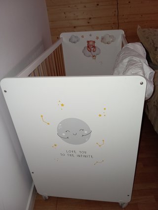 Cuna infantil con diseño de luna y osito